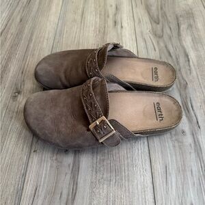 Earth Brown Leather Slip-On Clogs with Decorative Buckle Sz 7.5